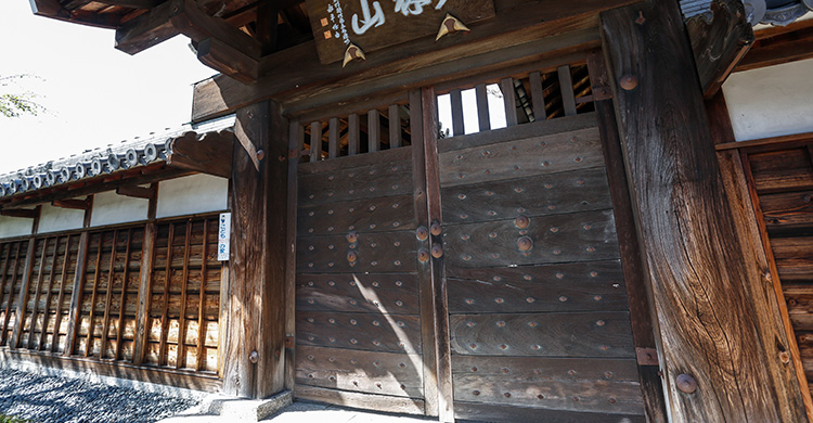 西来寺の山門